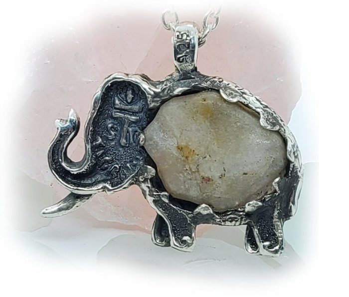 Mammoth back with agate necklace